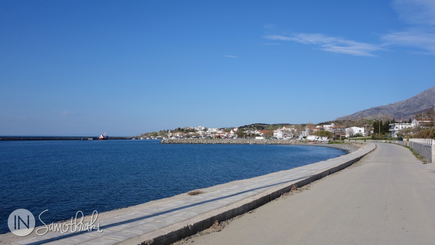 Trotuarul merge de-a lungul mării de la portul din Kamariotissa până la intersecția a două drumuri de pământ.