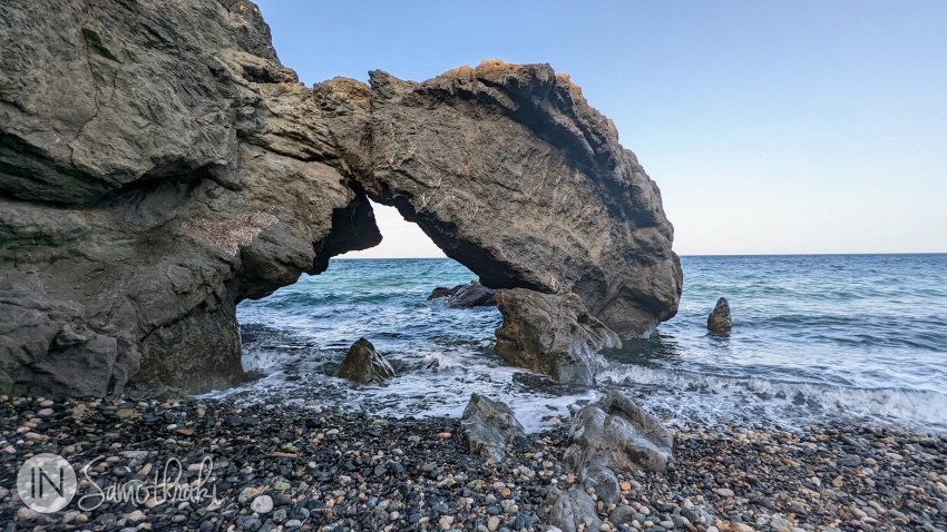 În capătul din stânga al plajei se găsește un arc de piatră.