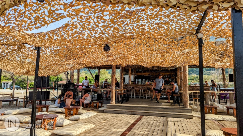 Saoki Beach Bar este unul dintre cele mai iubite locuri de pe insulă.
