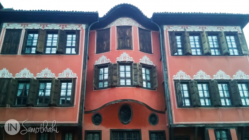 Multe case din centrul vechi sunt contruite în stilul Renașterii bulgare și îți atrag imediat privirea.