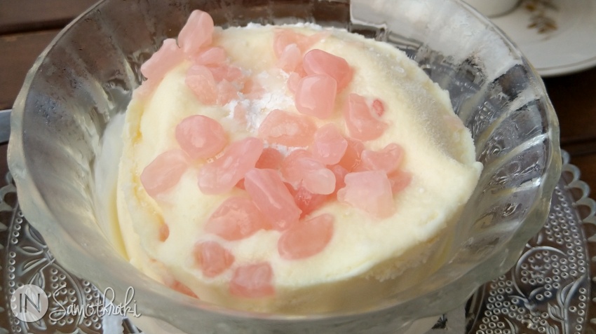 Înghețată cu loukoumi (rahat) de trandafiri