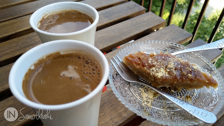 Chaslamas - desertul tradițional, însoțit de cafea grecească