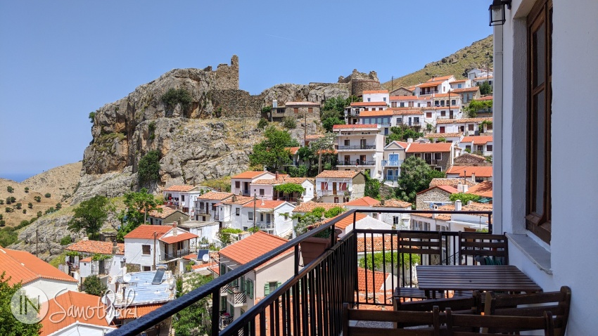 De pe balconul cafenelei poți admira priveliștea vechii cetăți bizantine și a caselor construite în amfiteatru.