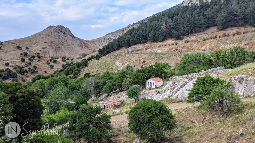Biserica Nașterea Fecioarei se află în valea de dinainte de intrarea în Chora.