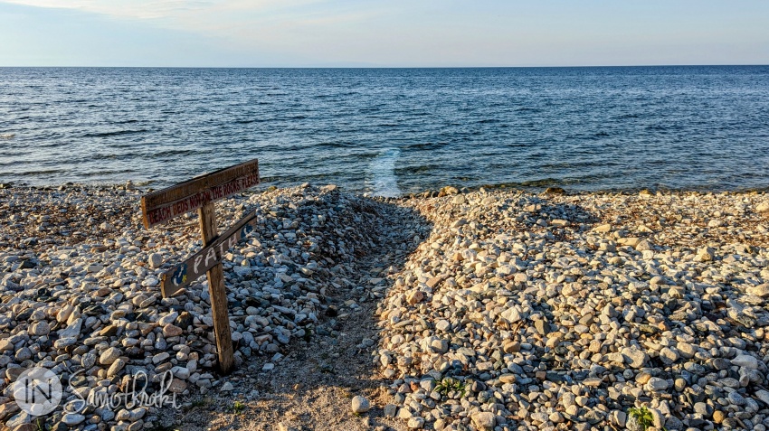 Plaja este cu pietre, ca toate plajele din nordul insulei.